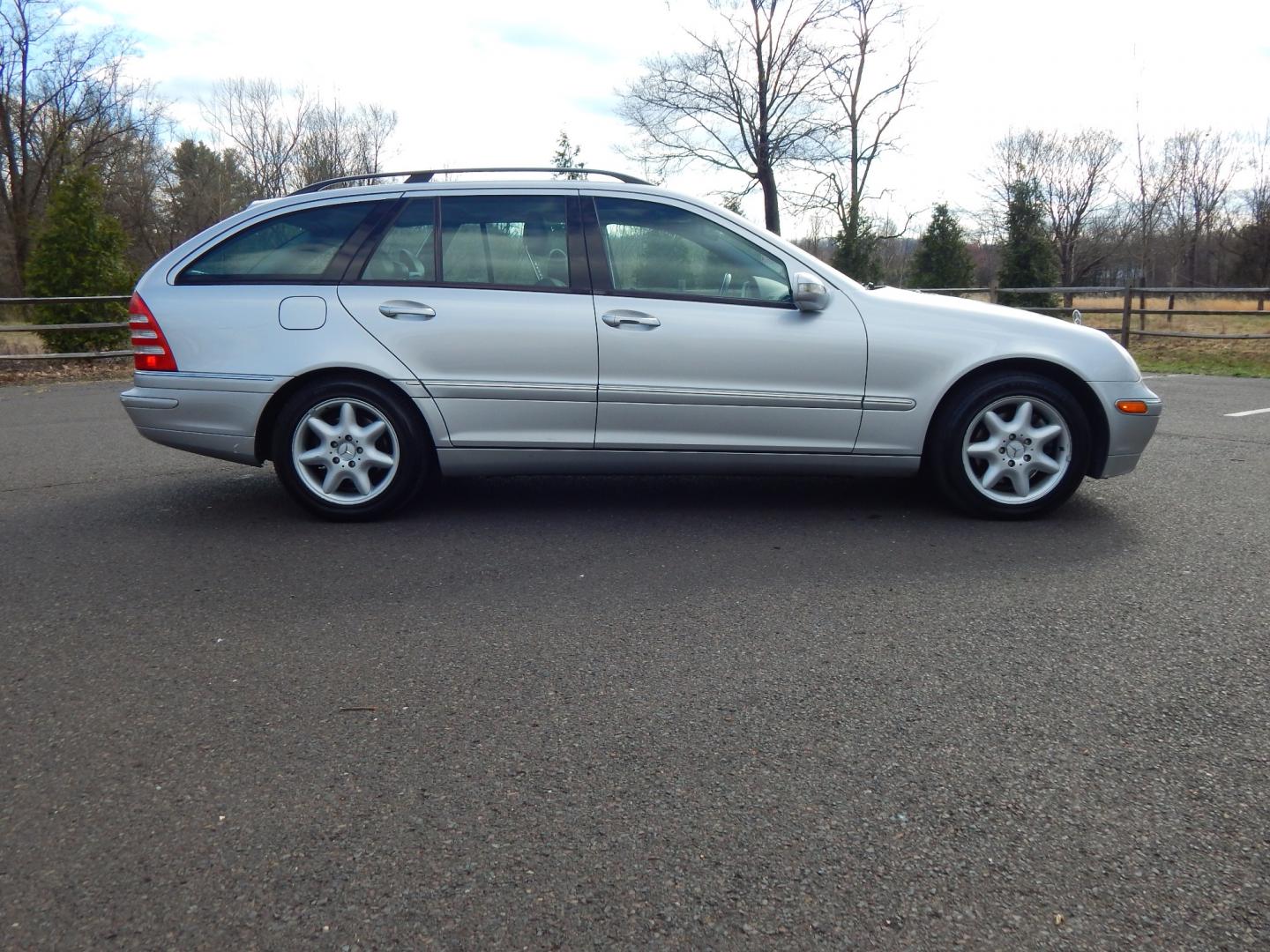 2004 Silver /Black Mercedes-Benz C-Class Wagon (WDBRH84J94F) with an 3.2 Liter engine, Automatic transmission, located at 6528 Lower York Road, New Hope, PA, 18938, (215) 862-9555, 40.358707, -74.977882 - 2004 Mercedes-Benz C-320 4 Matic wagon..3,2 Liter V6 engine, automatic transmission, tilt wheel, cruise control, dual heated power seats in black leather, power windows, mirrors, central locking system, woodgrain, AM/FM/CD Bose sound with 6 disc CD changer, power moonroof, 16" factory alloy wheels, - Photo#4